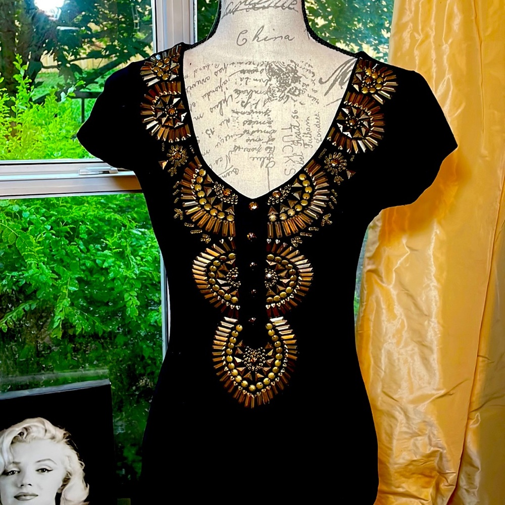 Cache top with elaborate metallic beading.